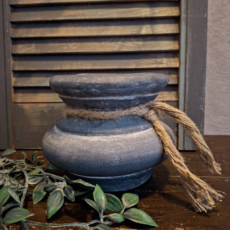 Brynxz kandelaar met touw van aardewerk in een licht grijze kleur, voor een kaars van 7 cm. Van het merk Brynxz uit de serie Ancient Clay.