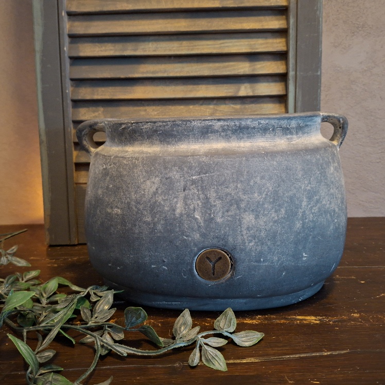 Ovale bloempot van Brynxz van aardewerk in een grijze kleur uit de serie Ancient Clay.