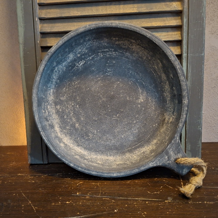 Schaal van aardewerk in grijze kleurtinten, van het merk Brynxz uit de serie Ancient Clay.