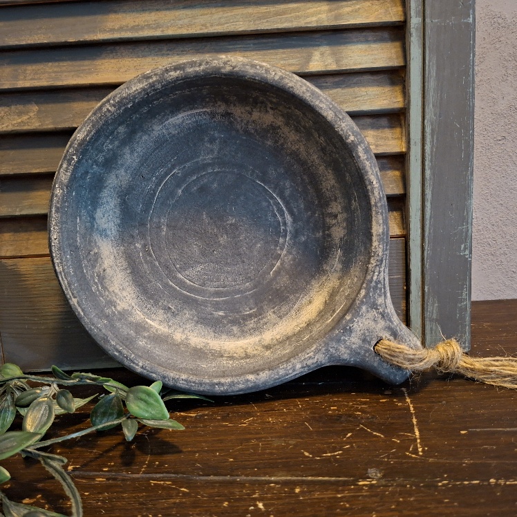 Schaal van aardewerk in grijze kleurtinten, van het merk Brynxz uit de serie Ancient Clay.