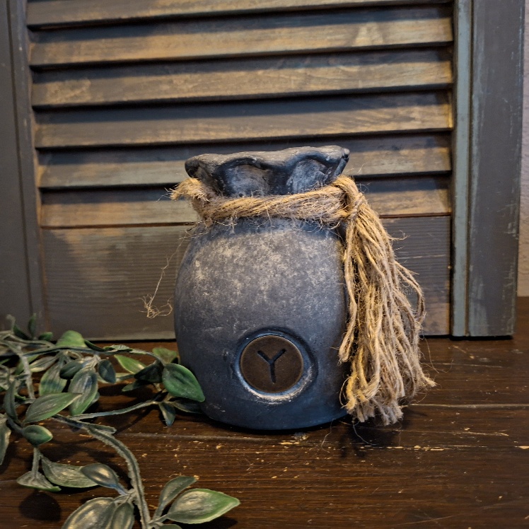 Sfeerlicht van aardewerk in een grijze kleur, van het merk Brynxz uit de serie Ancient Clay.