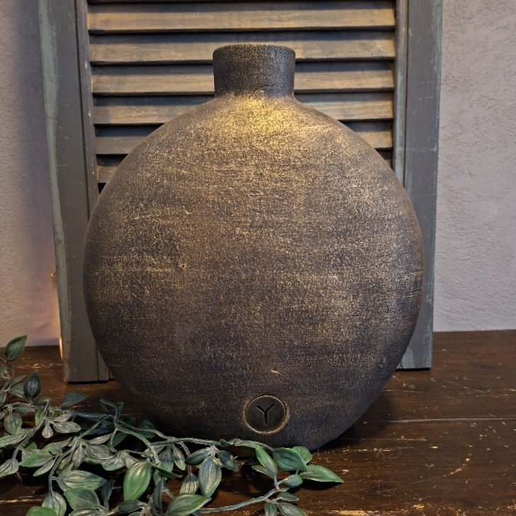 Ovale vaas van aardewerk in een bruine kleur met accenten in brons, van het merk Brynxz uit de serie Ancient Bronze.