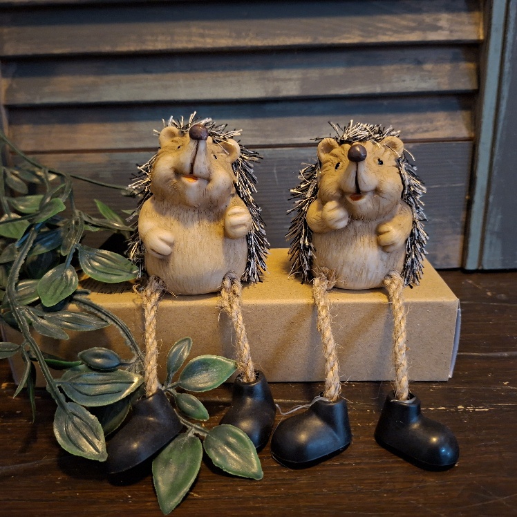 Set van twee egels van aardewerk met bungelbeentjes, van het merk Countryfield.