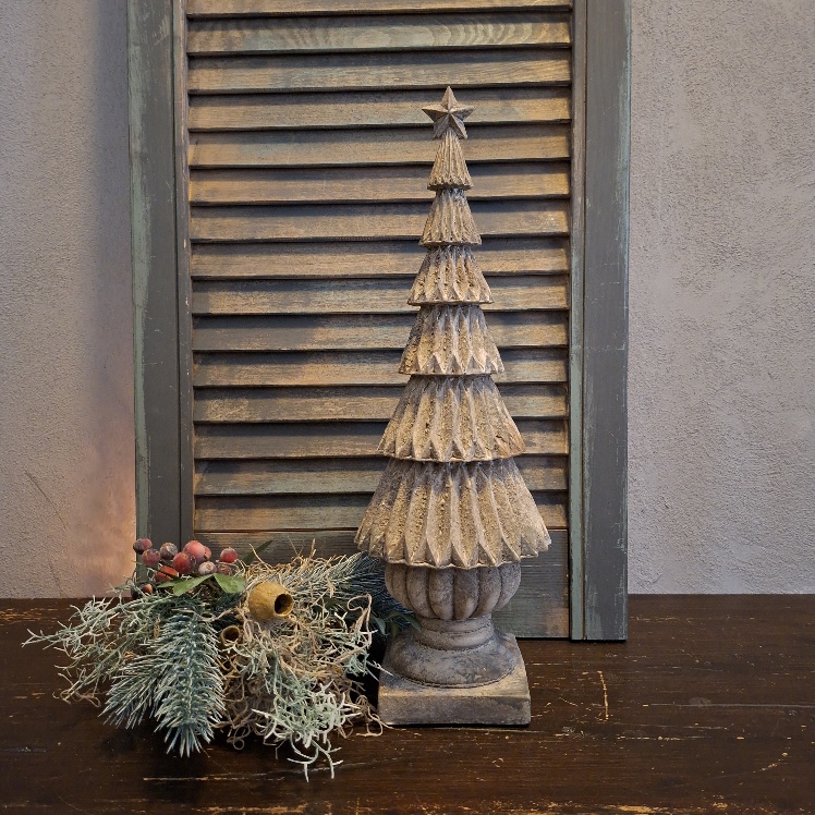 Kerstboom van polystone in een gemêleerde bruine kleur, van het merk Countryfield.