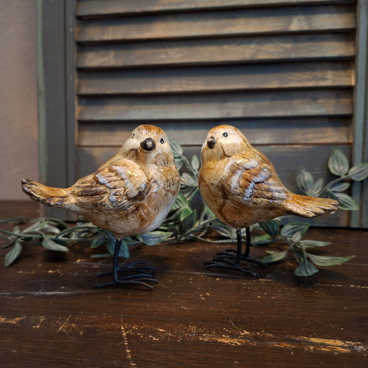 Set van twee vogels op pootjes in zachte bruintinten, van het merk Countryfield.
