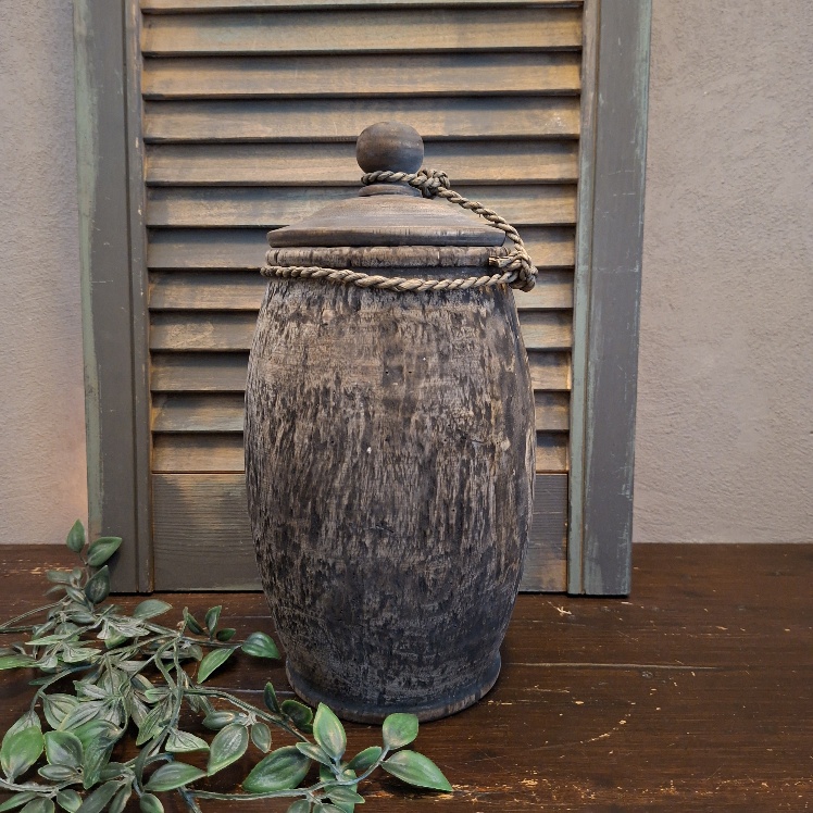 Nepalese pot van hout met deksel in een donkerbruine kleur.