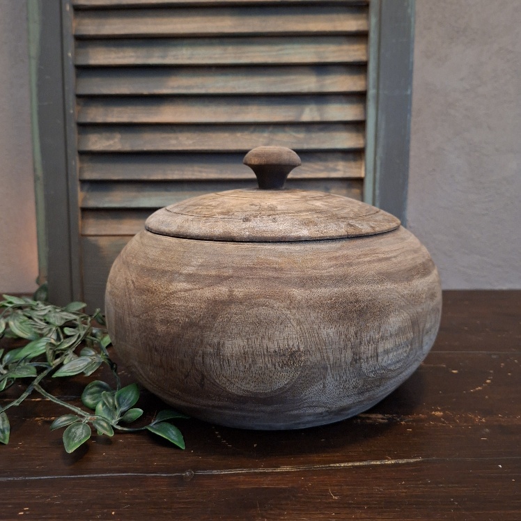 Nepalese pot van hout met deksel in een donkerbruine kleur.