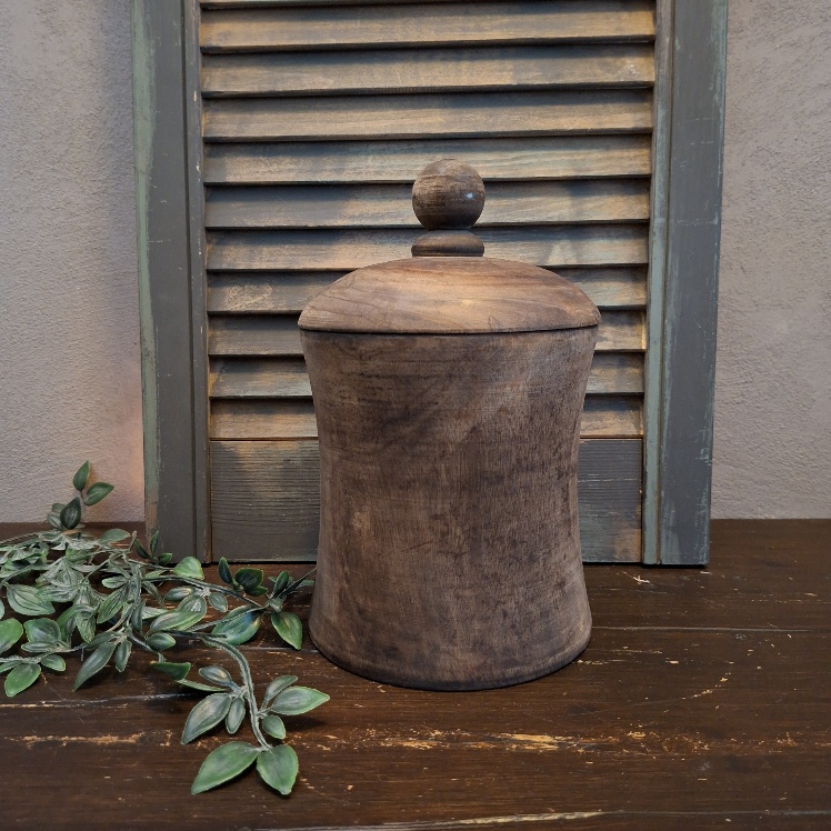 Nepalese pot van hout met deksel in een donkerbruine kleur.