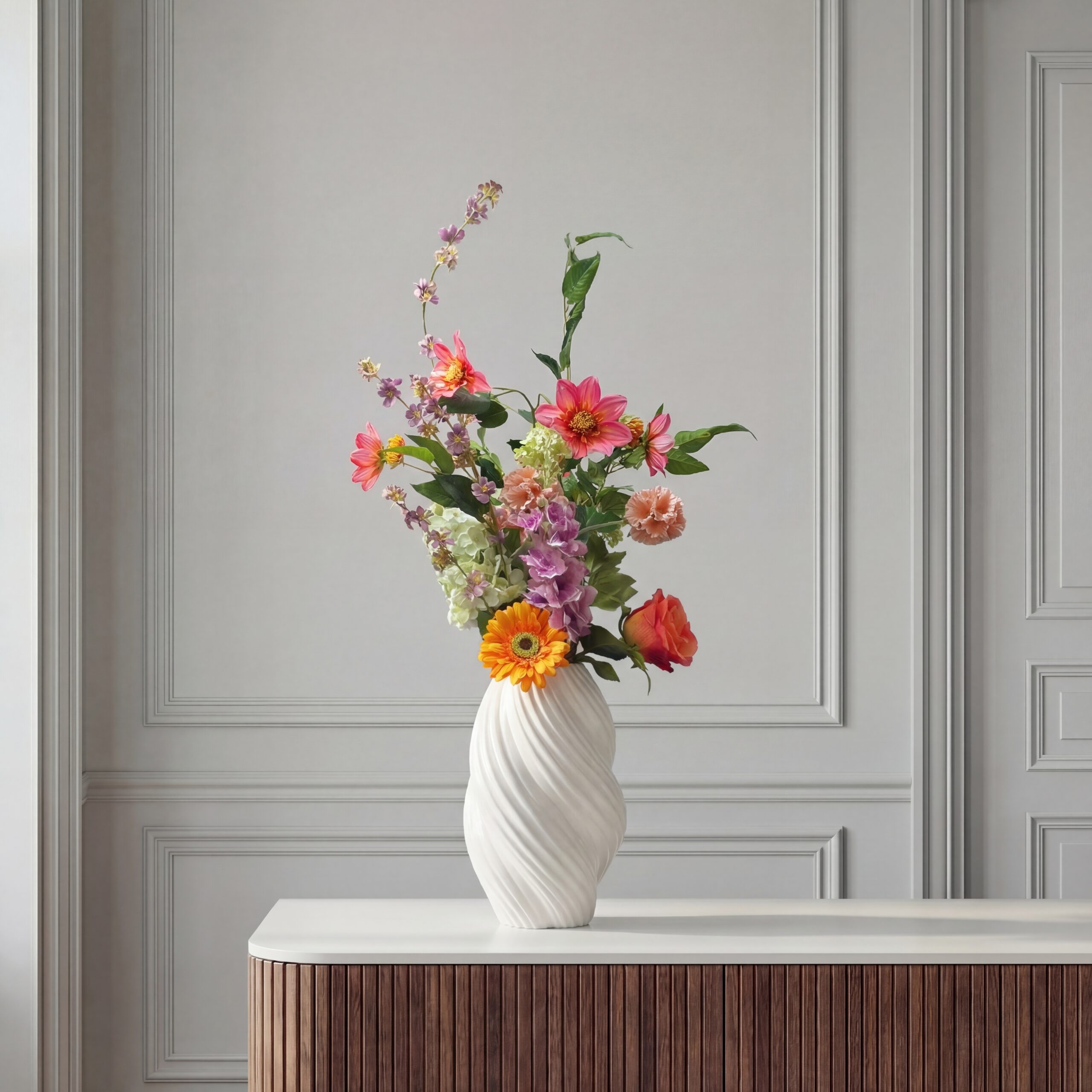 Boeket zijden bloemen met zomerse bloemen in warme kleuren.