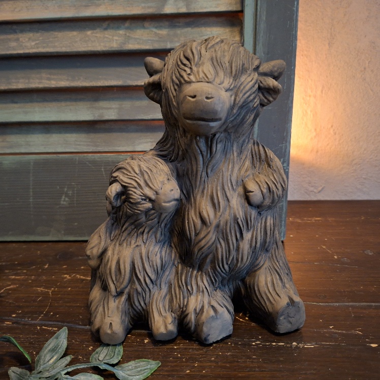 Beeldje van een Schotse Hooglander moeder met haar kind uit de serie Majestic Brown, van het merk Brynxz.