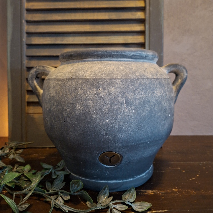 Bloempot van aardewerk in een grijze kleur, van het merk Brynxz uit de serie Ancient Clay.