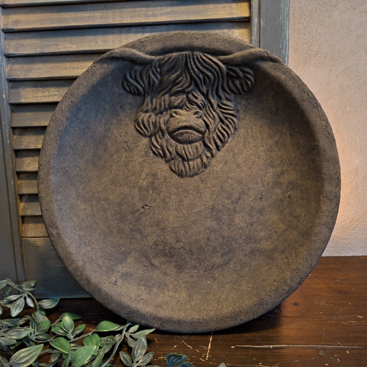 Ronde schaal van aardewerk in een warm bruine kleur met de kop van een Schotse Hooglander, van het merk Brynxz uit de serie Majestic Brown.