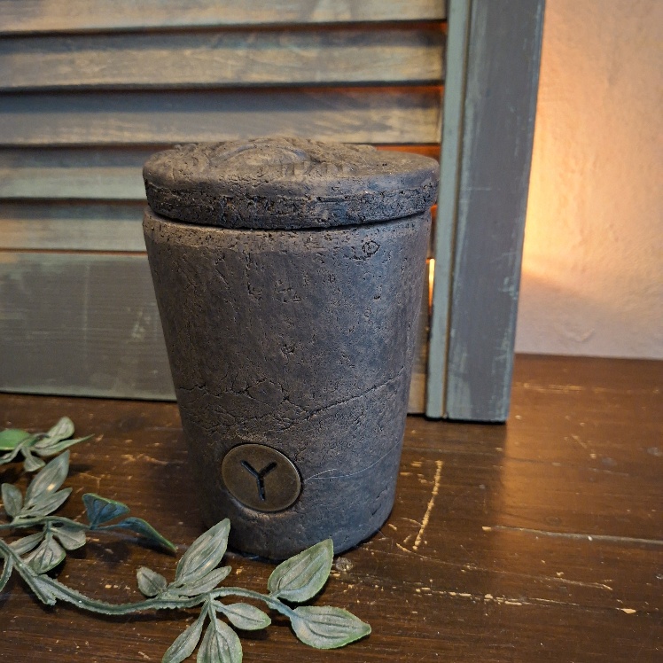 Pot van aardewerk met deksel in een warm bruine kleur. Van het merk Brynxz uit de serie Majestic Brown.