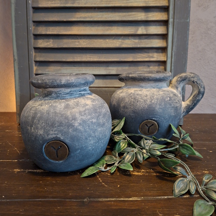 Set van twee kruikjes van aardewerk in een grijze kleur, van het merk Brynxz uit de serie Ancient Clay.