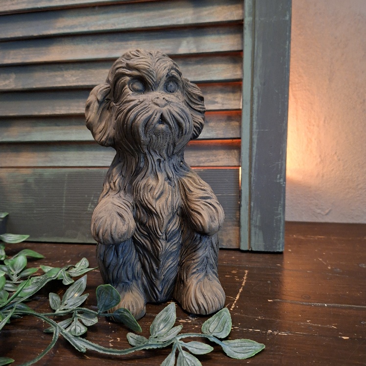 Hond van aardewerk in een warm bruine kleur, van het merk Brynxz uit de serie Majestic Brown. Brynxz sitting dog Cute.