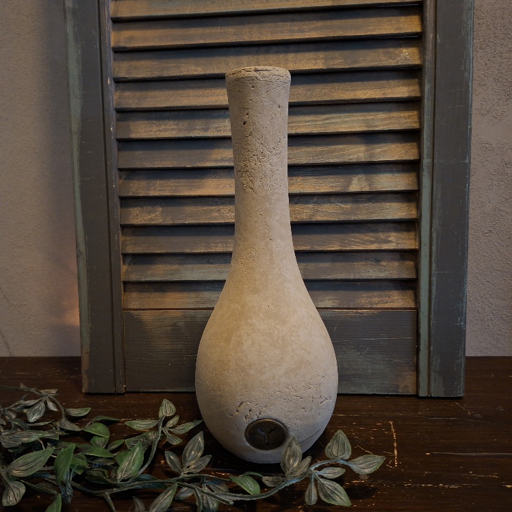 Vaas van aardewerk in een warme taupe kleur, van het merk Brynxz uit de serie Majestic Taupe.
