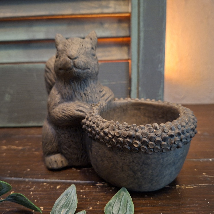 Sfeerlicht met een eekhoorn van aardewerk in een warm bruine kleur, van het merk Brynxz uit de serie Majestic Brown. Brynxz tealightcup Squirrell L.