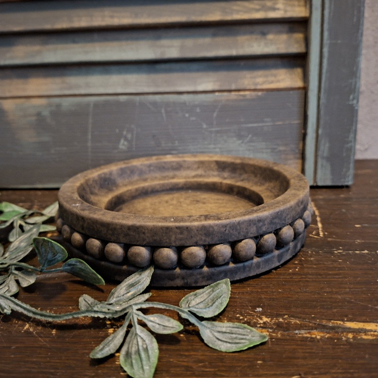 Kaarsenplateau van aardewerk in bruin gemêleerde kleur, van het merk Brynxz uit de serie Majestic Brown.