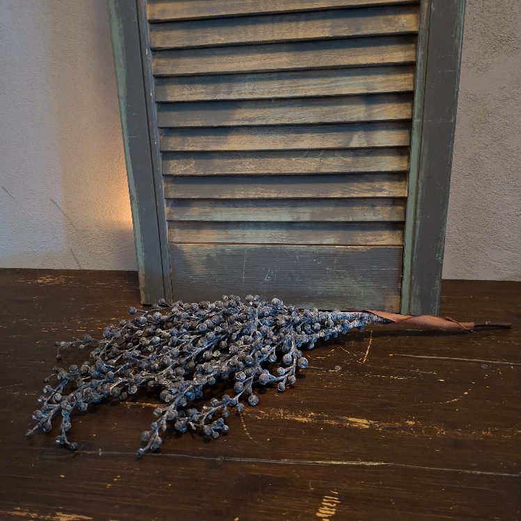Dadeltak in een kunstvariant met blauwe vruchten, van het merk Countryfield.