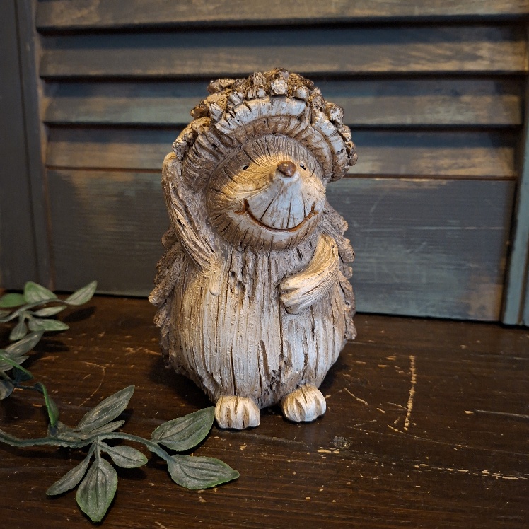 Decoratief beeldje van een egel van aardewerk in bruintinten, van het merk Countryfield.