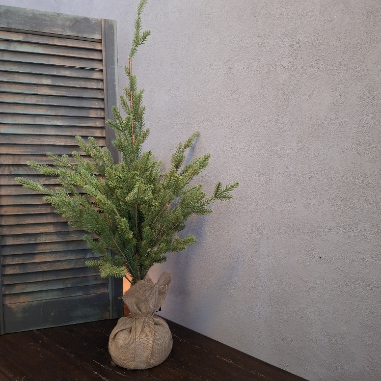 Kunstkerstboom in een jute zak, van het merk Countryfield.