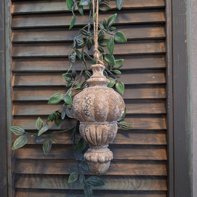 Hangend ornament van aardewerk in bruintinten, van het merk Countryfield.