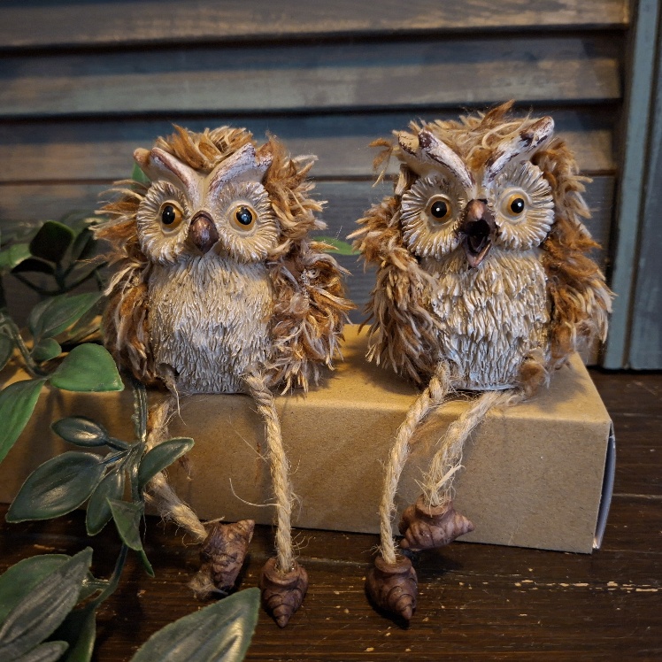 Set van twee uilen van aardewerk met bungelbeentjes, van het merk Countryfield.