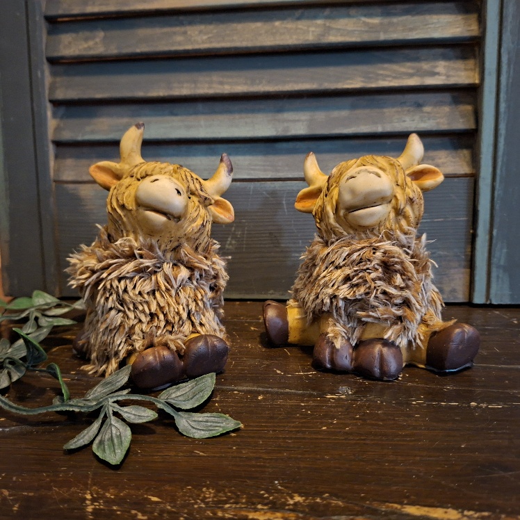 Decoratieve beeldjes van zittende Schotse Hooglanders van Polystone, van het merk Countryfield.