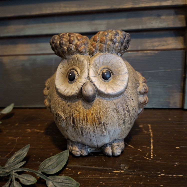 Decoratief beeldje van een uil van aardewerk in bruintinten, van het merk Countryfield.