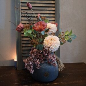 Boeket zijden bloemen inclusief vaas. Exclusief verkrijgbaar bij Creatieve Decoraties voor Jou.