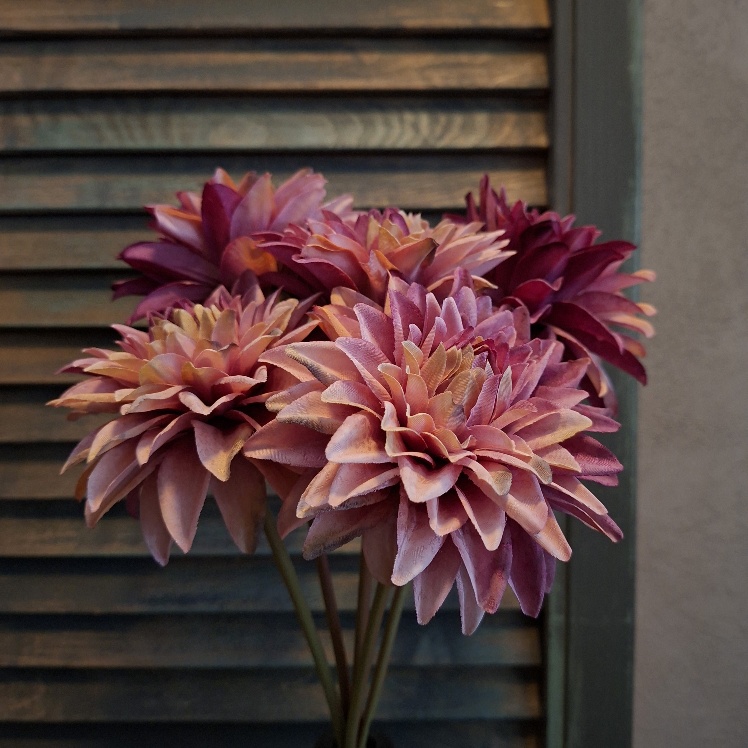 Bosje Aster kunstbloem met vijf bloemen in een aubergine kleur, van het merk Sylxz.