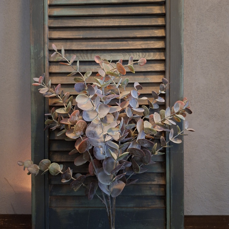 Eucalyptus kunstplant met rond blad in een grijsgroene kleur, van het merk Sylxz.