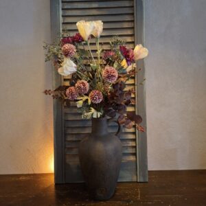 Boeket zijden bloemen inclusief vaas. Exclusief verkrijgbaar bij Creatieve Decoraties voor Jou.