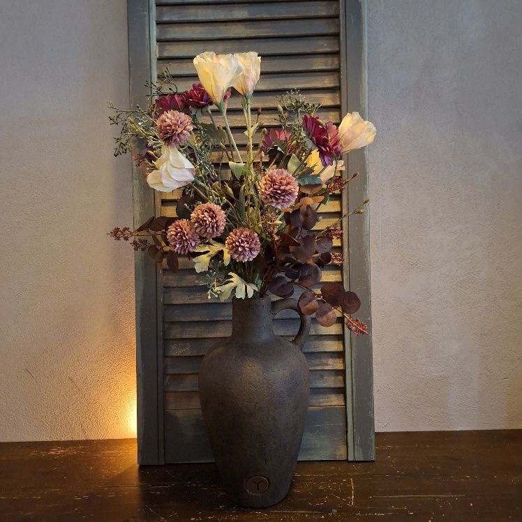 Boeket zijden bloemen inclusief vaas. Exclusief verkrijgbaar bij Creatieve Decoraties voor Jou.