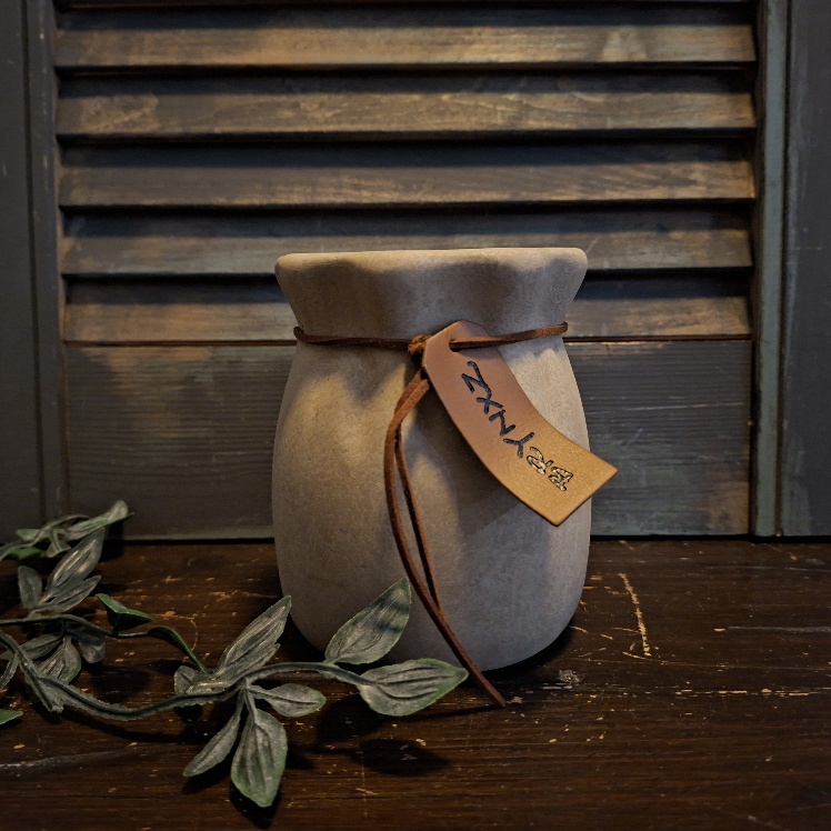 Sfeerlicht in het model van een jute zak van aardewerk in een lichte taupe kleur, van het merk Brynxz uit de serie Majestic Taupe.