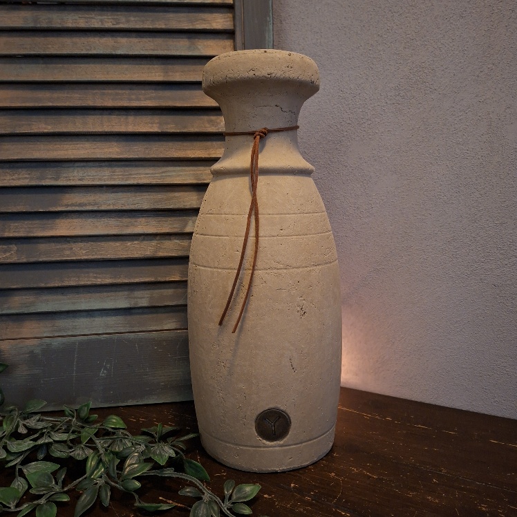 Vaas van aardewerk in een lichte taupe kleur, van het merk Brynxz uit de serie Majestic Taupe.