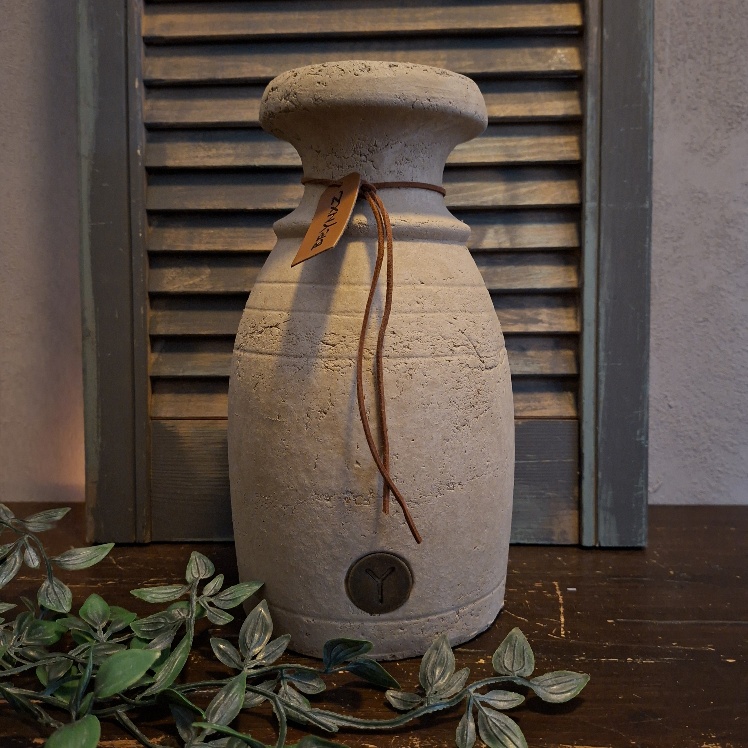 Vaas van aardewerk in een lichte taupe kleur, van het merk Brynxz uit de serie Majestic Taupe.