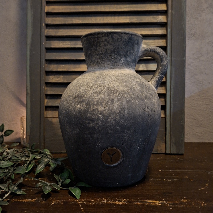 Kruik met oor van aardewerk in een grijze kleur, van het merk Brynxz uit de serie Ancient Clay.