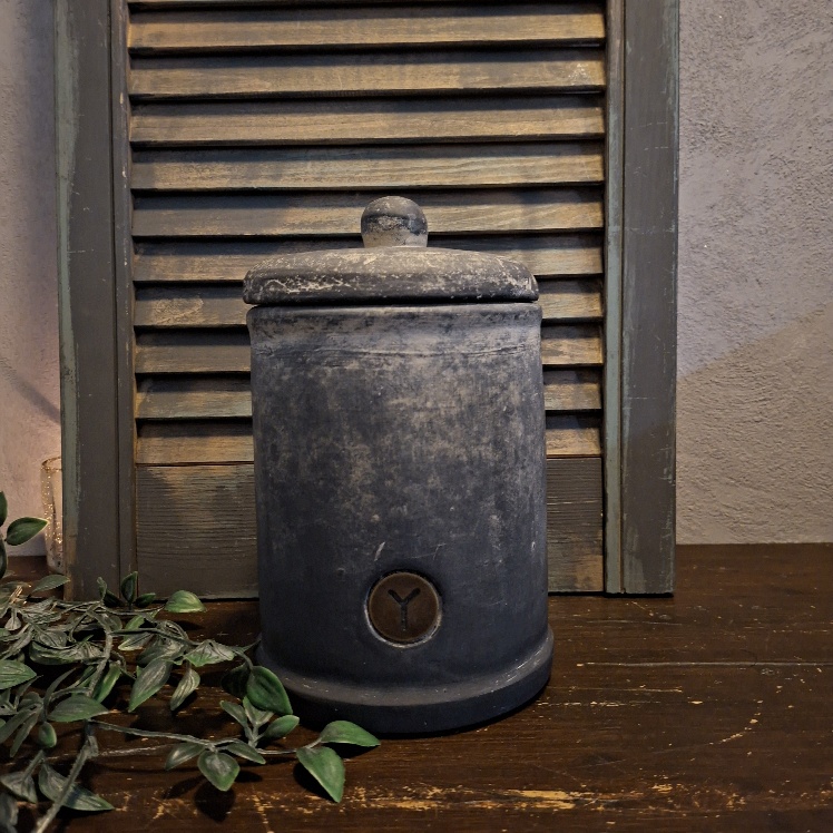 Pot met deksel van aardewerk in een grijze kleur, van het merk Brynxz uit de serie Ancient Clay.