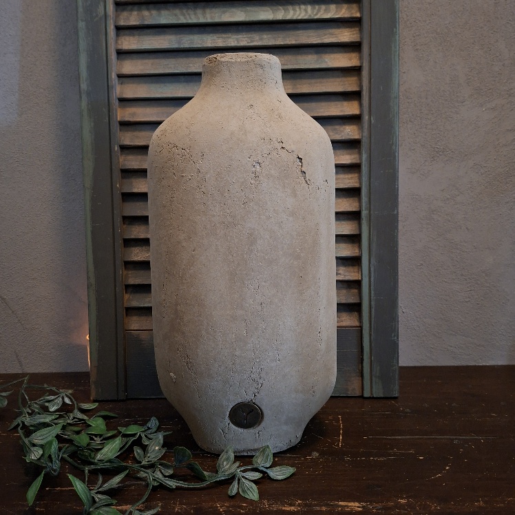 Ovale vaas van aardewerk in een zachte taupe kleur, van het merk Brynxz uit de serie Majestic Taupe.