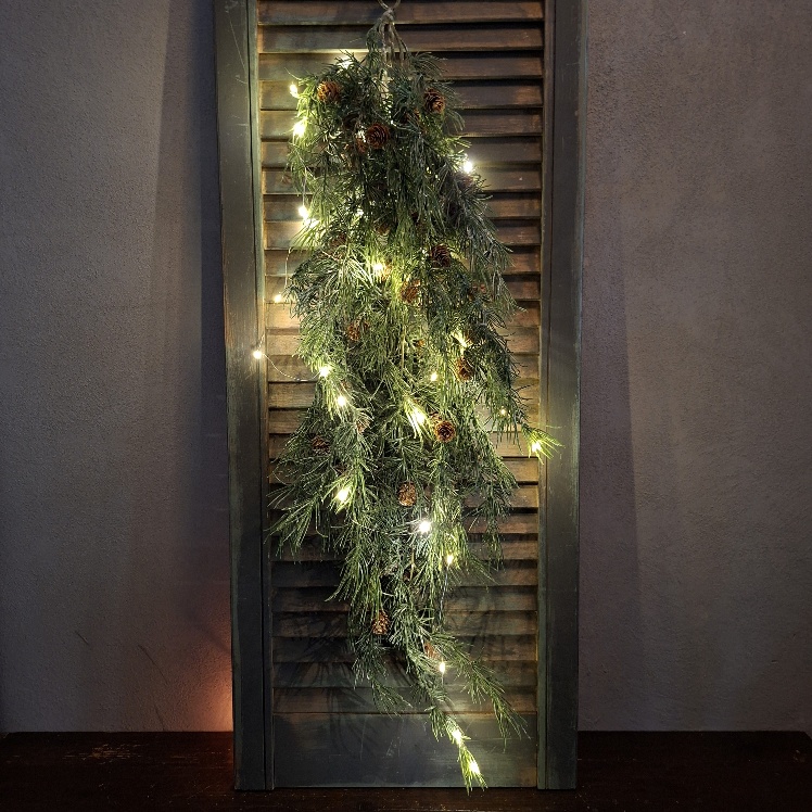 Kerst toef met larikstakken en lichtjes, van het merk Countryfield.