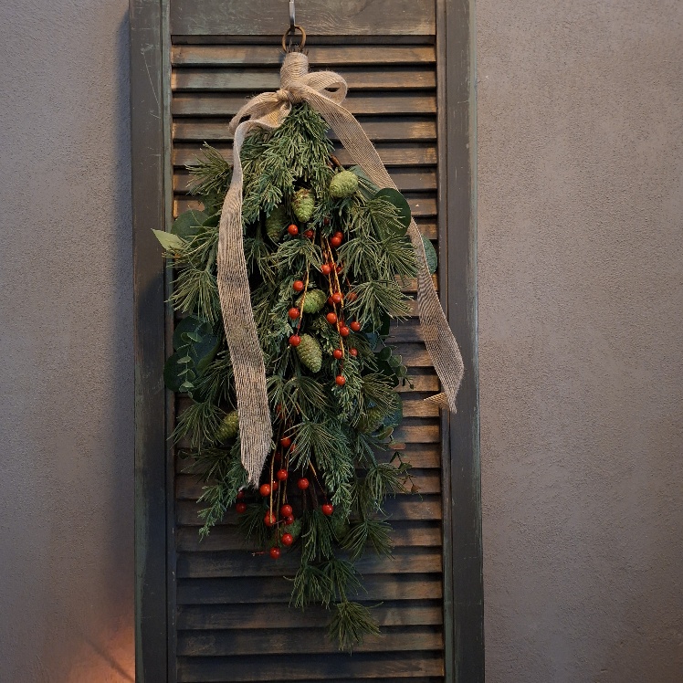 Kerst toef met dennentakken, eucalyptus en rode bessen van het merk Countryfield.