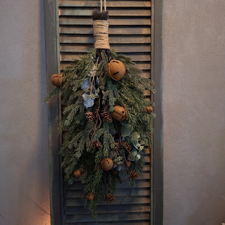 Kerst toef met dennentakken, eucalyptus en bellen van het merk Countryfield.