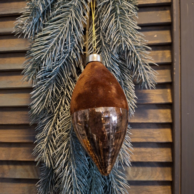 Glazen kerstbal in een bruine kleur, van het merk Countryfield.