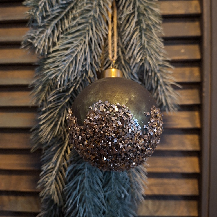 Glazen kerstbal in een groene kleur, van het merk Countryfield.