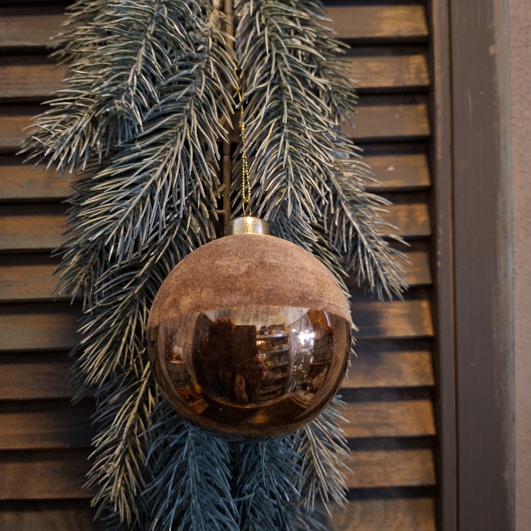 Glazen kerstbal in een bruine kleur, van het merk Countryfield.