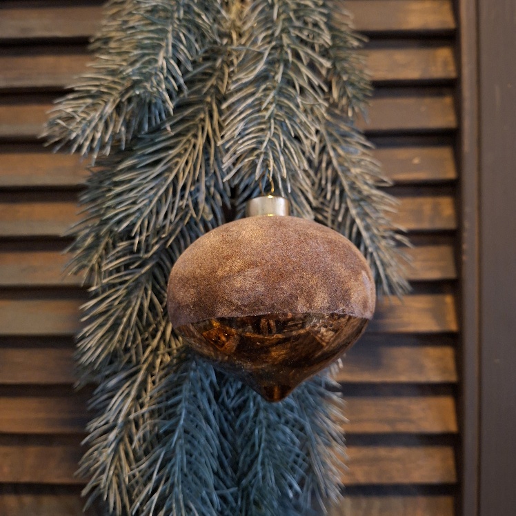 Glazen kerstbal in een bruine kleur, van het merk Countryfield.