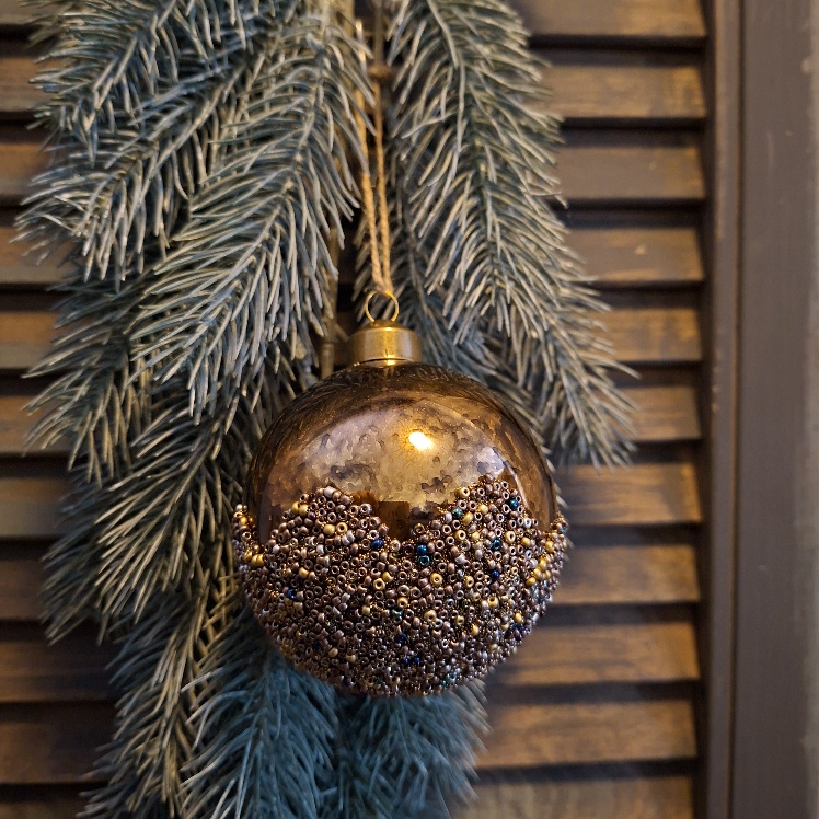 Glazen kerstbal in een bruine kleur, van het merk Countryfield.