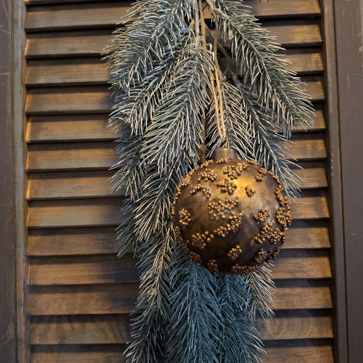 Glazen kerstbal in een bruine kleur, van het merk Countryfield.