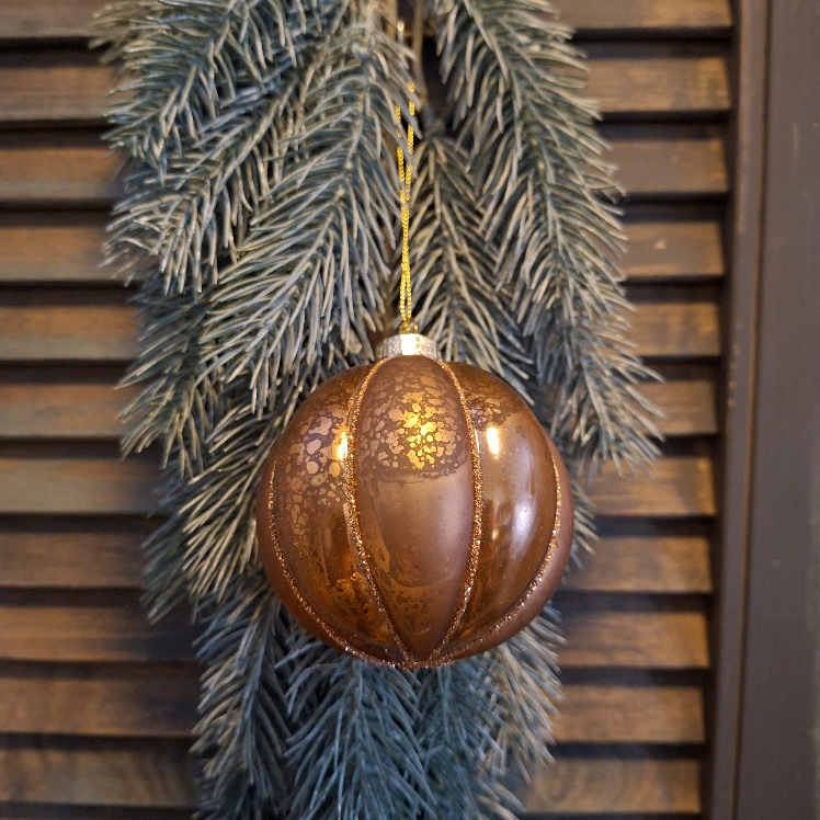 Glazen kerstbal in een koper kleur, van het merk Countryfield.